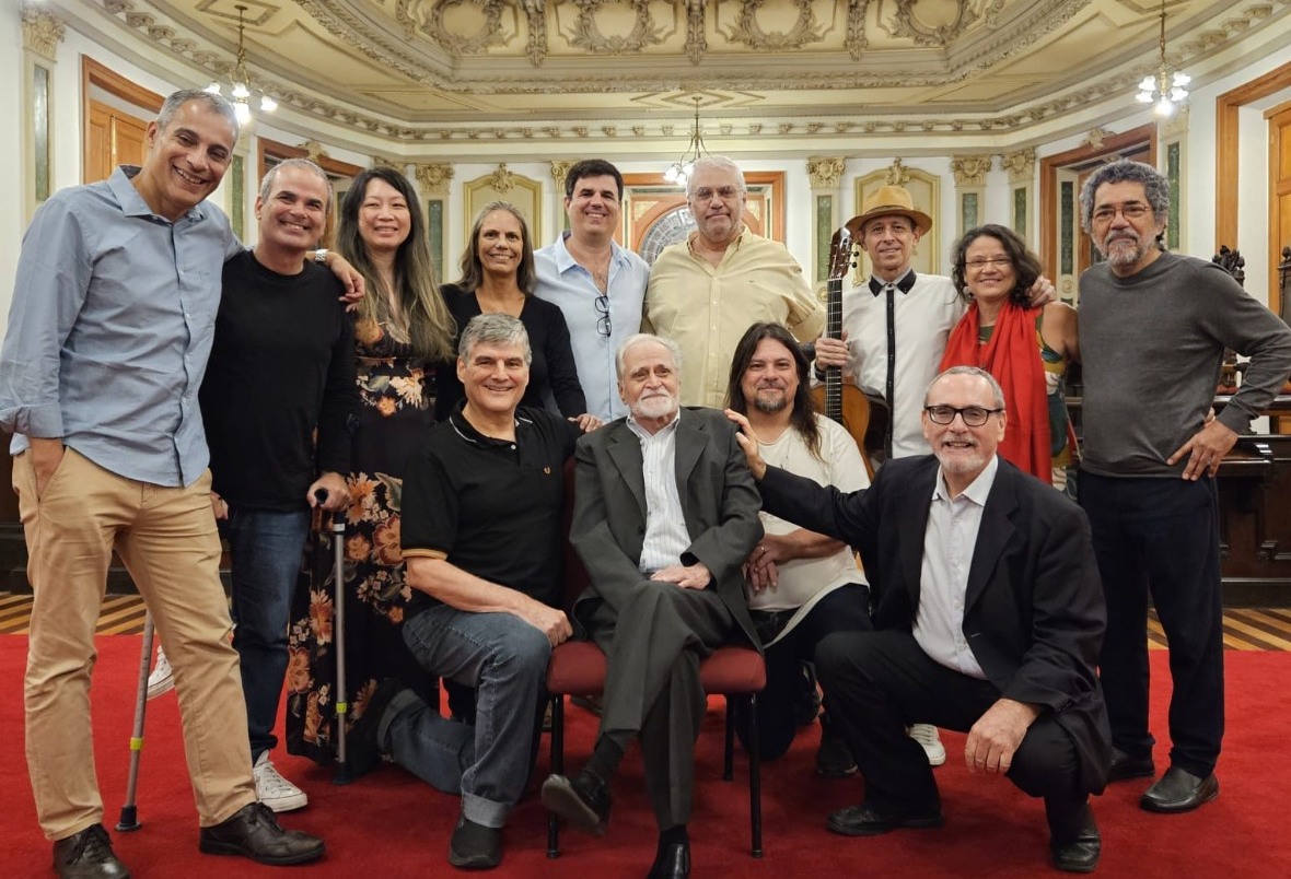 Como professor, Leo Soares foi um formador de gerações de violonistas - Foto: Leo Soares sendo homenageado na AV Rio. Em pé começando pelo lado esquerdo: Filipe Freire/ Augusto Cézar Cornélius/ Chuang You Ting / Maria Haro / Paulo Aragão/ Luis Carlos Barbieri/  Adriana Balleste/ Marcos Farina. Sentados ou ajoelhados, começando pelo lado esquerdo: Desconhecido / Léo Soares / Fábio Adour/ Nicolas de Souza