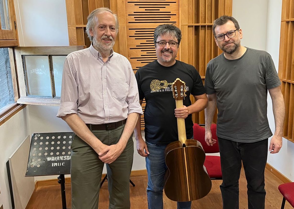 Acervo sorteia Violão Double Top Cleyton Fernandes - Foto: Cleyton Fernandes, entre os violonistas chilenos Luís Orlandini e José Antônio Escobar